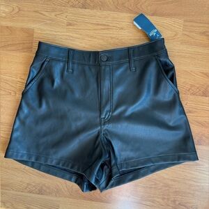 Hollister Ultra High Rise Black Faux Leather Shorts Women’s Size Medium